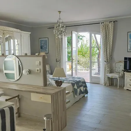 Located In A Quiet And Secure Subdivision Near The Beaches Of Cala Rossa Hébergement de vacances