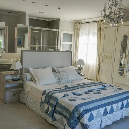 Located In A Quiet And Secure Subdivision Near The Beaches Of Cala Rossa Hébergement de vacances