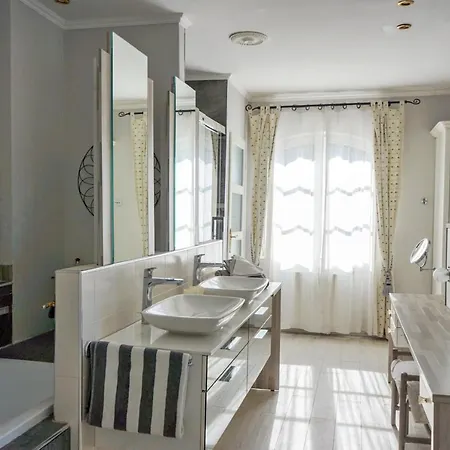Located In A Quiet And Secure Subdivision Near The Beaches Of Cala Rossa Hébergement de vacances Porto-Vecchio (Corsica)